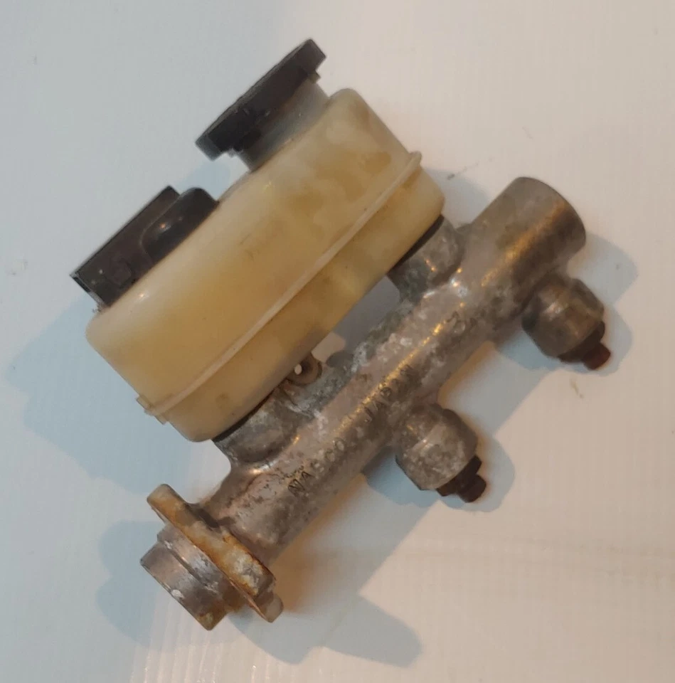 Conjunto de cilindro maestro de freno Datsun 280zx L28 1982-1983 Foto 2 de 4