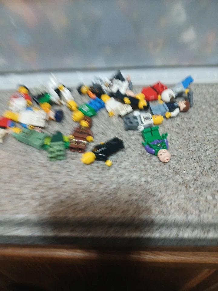 LEGO LOT OF 15 RANDOM MINIFIGURES GREAT VARIETY PEOPLE CITY TOWN SPACE VINTAGE? - Image 2 of 4