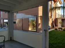 TENDA ERMETICA IN CRISTAL TRASPARENTE CON CASSONETTO E GUIDE LATERALI ANTIVENTO