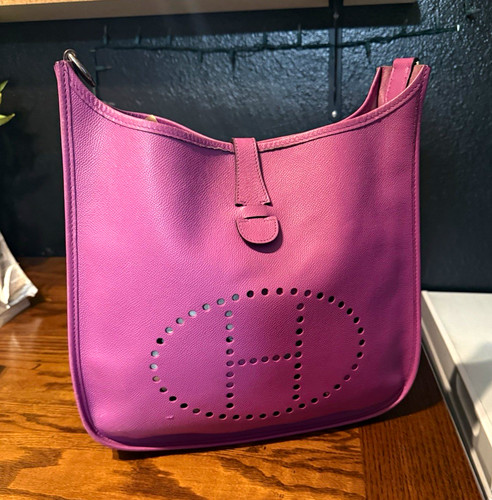 HERMÈS Evelyne Medium Purple Pebbled Leather Perforated H, Detachable Strap