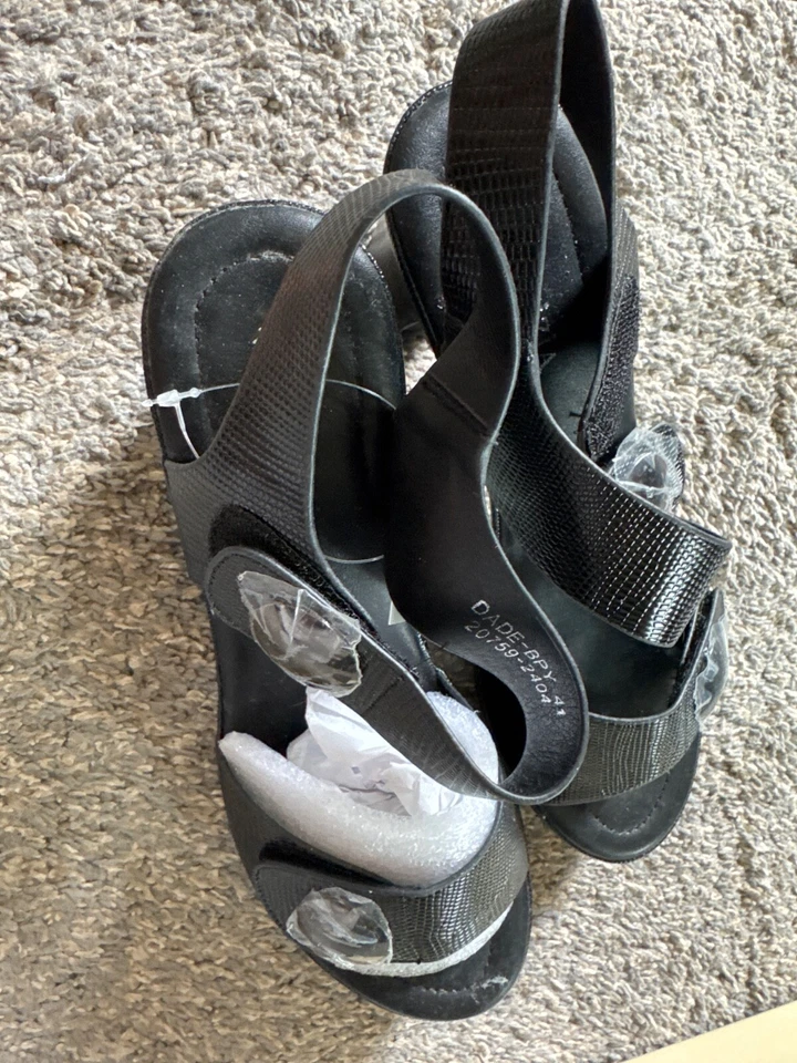 Patrizia Womens Patent Leather Sandals Comfort Shoes Size 9.5 u - Image 2 of 3