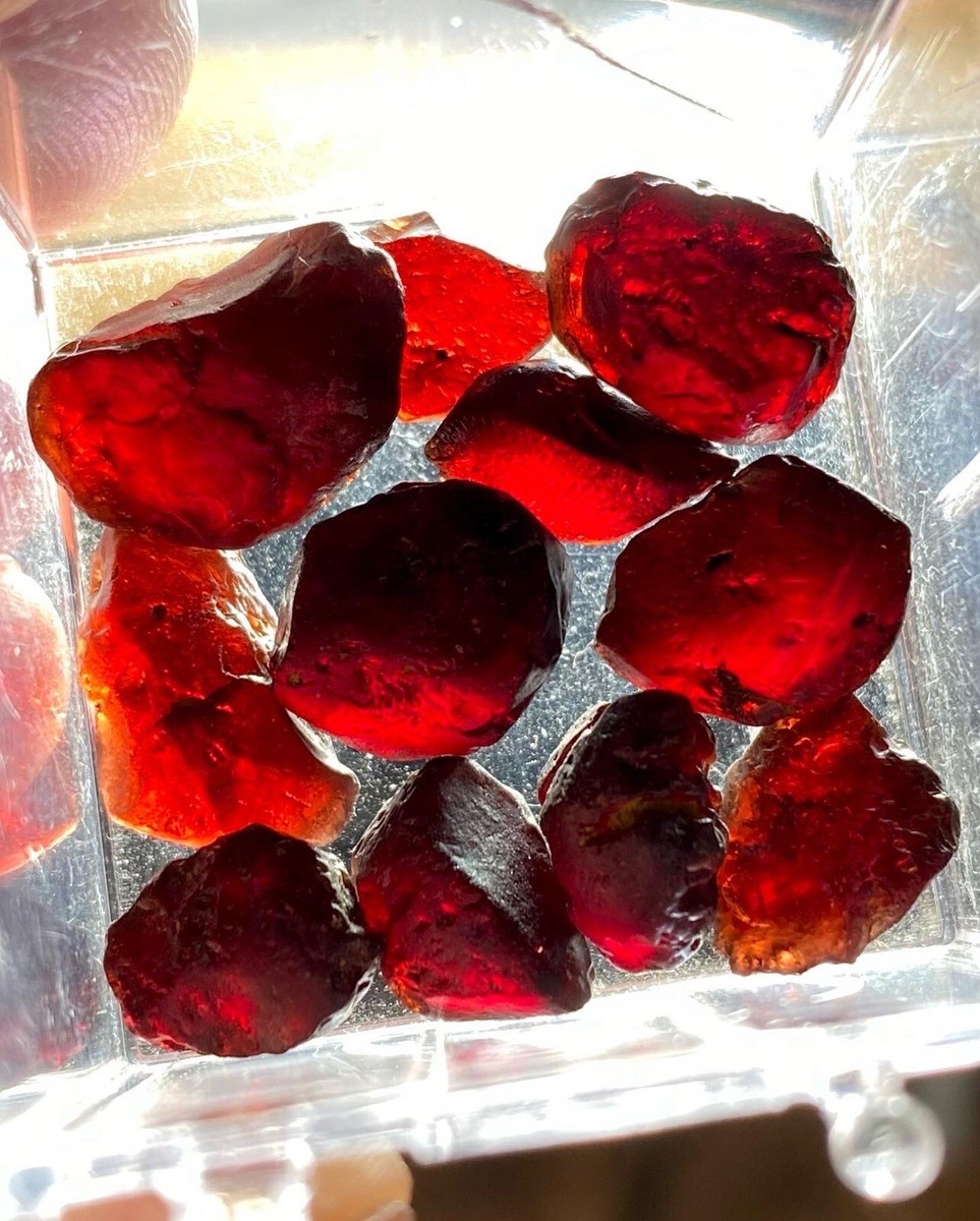 ガルニエティエボー　ウジェニキャンディ172×252cm Gem Quality Almandine GARNET (20 Carat Parcel) - Delaware County