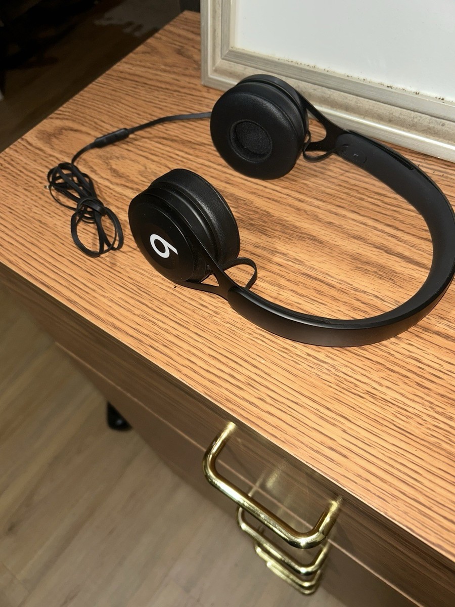 Beats by Dr Dre EP ON BLACK 　ML992PA/A Amazon.com: beats by Dr. Dre EP On-Ear Headphones - Black