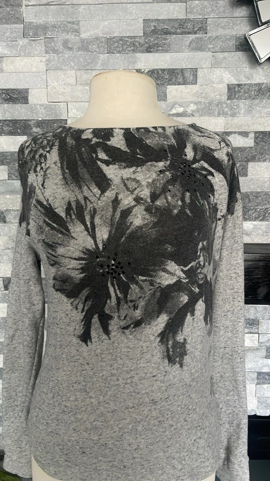 Sudadera Express Cuello Redondo, Gris con Estampado Floral Negro S/P Foto 3 de 4