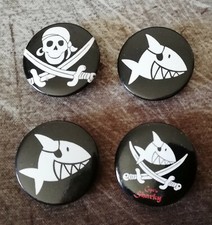 4 Buttons Anstecker Capt'n Sharky Hai Totenkopf Pirat Säbel