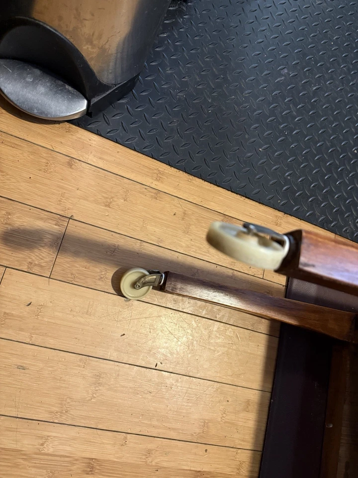 Mesa auxiliar enrollable de teca hecha a mano de principios de 1930 con ruedas originales Foto 3 de 4