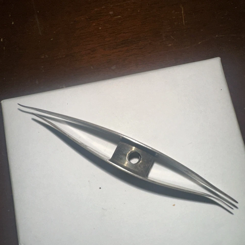 Lanzadera vintage con encaje de costura con monograma de ley Foto 4 de 4