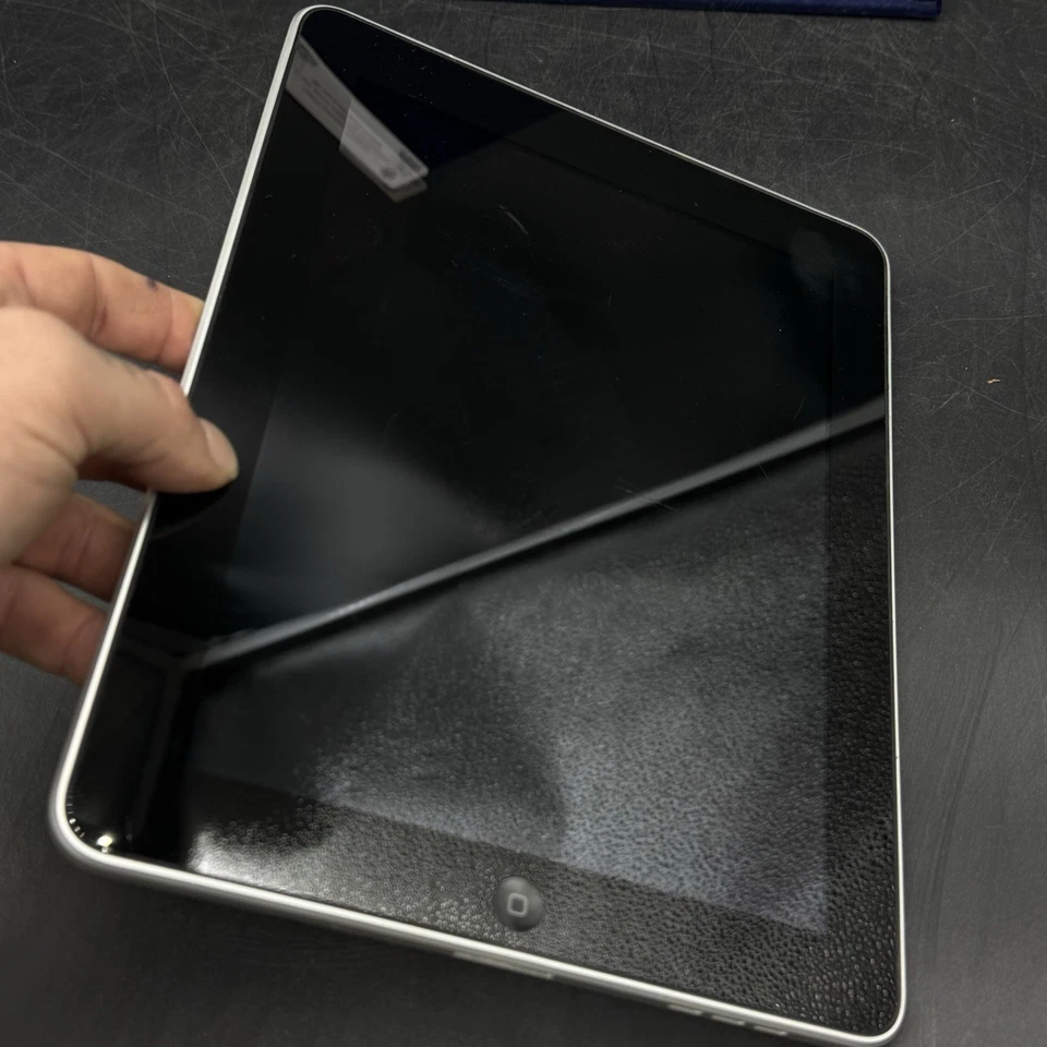 Apple iPad 1 Model: A1219 16GB Tablet Silver Wifi Restore Untested Free Postage - Image 3 of 4