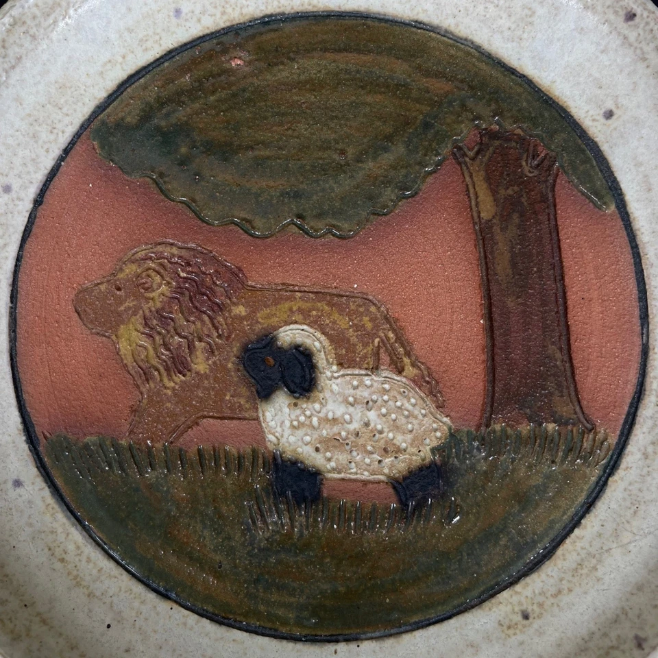 Plato de cerámica de arte popular vintage cordero león firmado 1992 granja rústica Foto 2 de 4