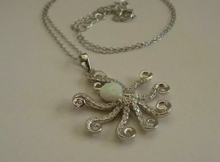 Cadena colgante pulpo ópalo de fuego simulado corte pera de 1,95 quilates chapada en oro blanco de 14 quilates Foto 2 de 4