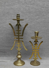 Une lampe anciennes, 44 cm, et un bougeoir 31,5 cm