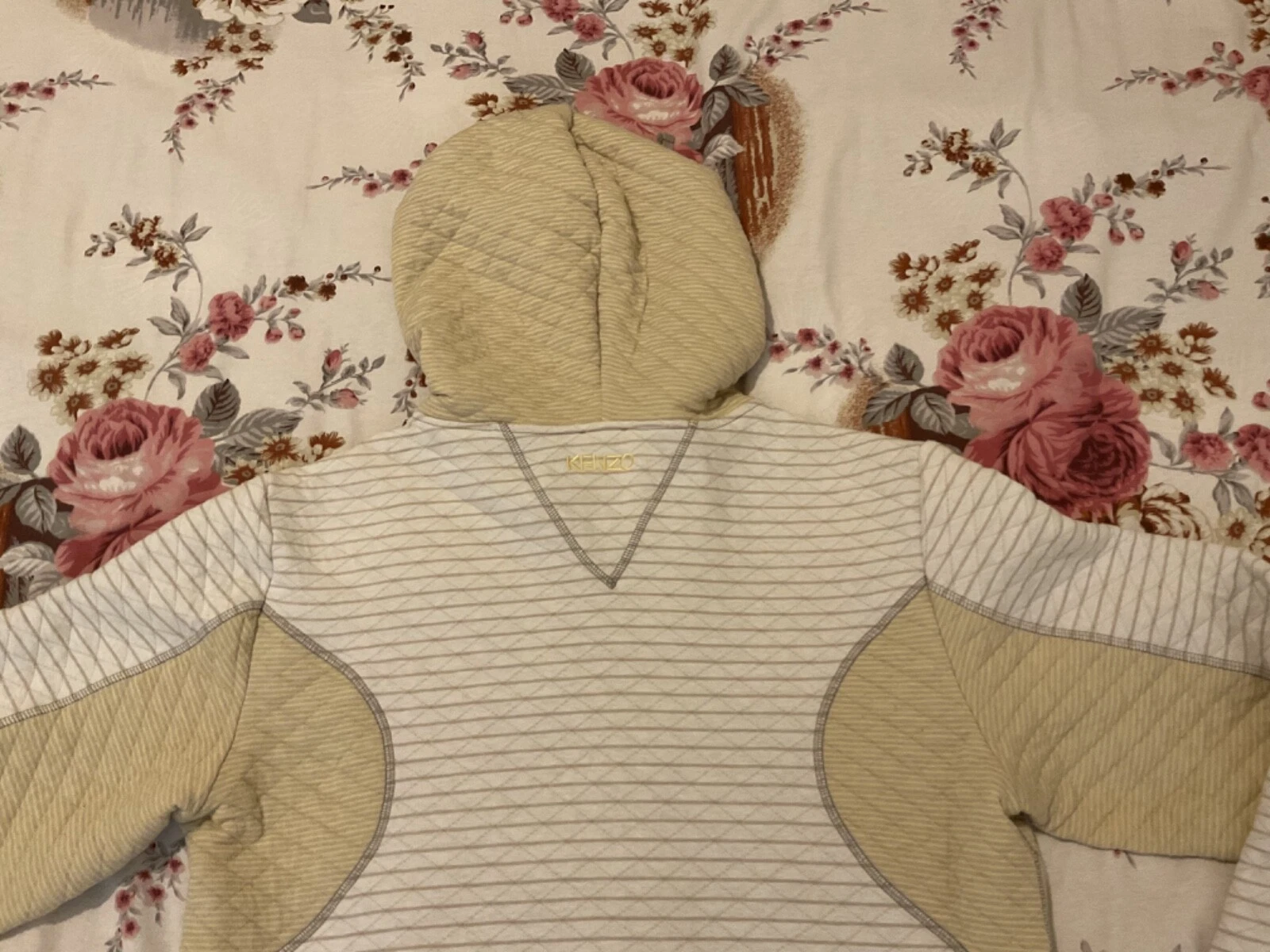 Felpa con cappuccio Kenzo taglia XL gialla bianca beige a righe buone condizioni pronta all'uso