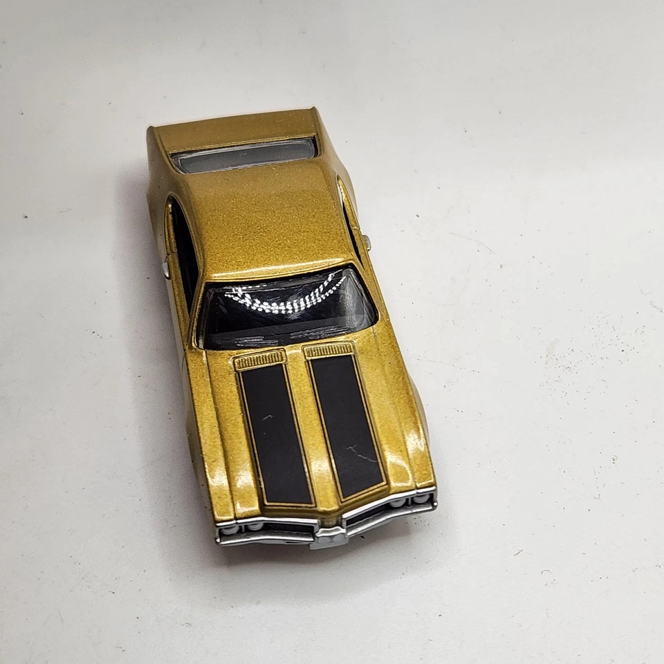 Oldsmobile 442 1969 diecast dorado rayas negras con caja con licencia GM Foto 2 de 4