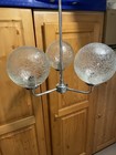Lustre 3 lumières chrome, globes en verre craquelé, métal et verre