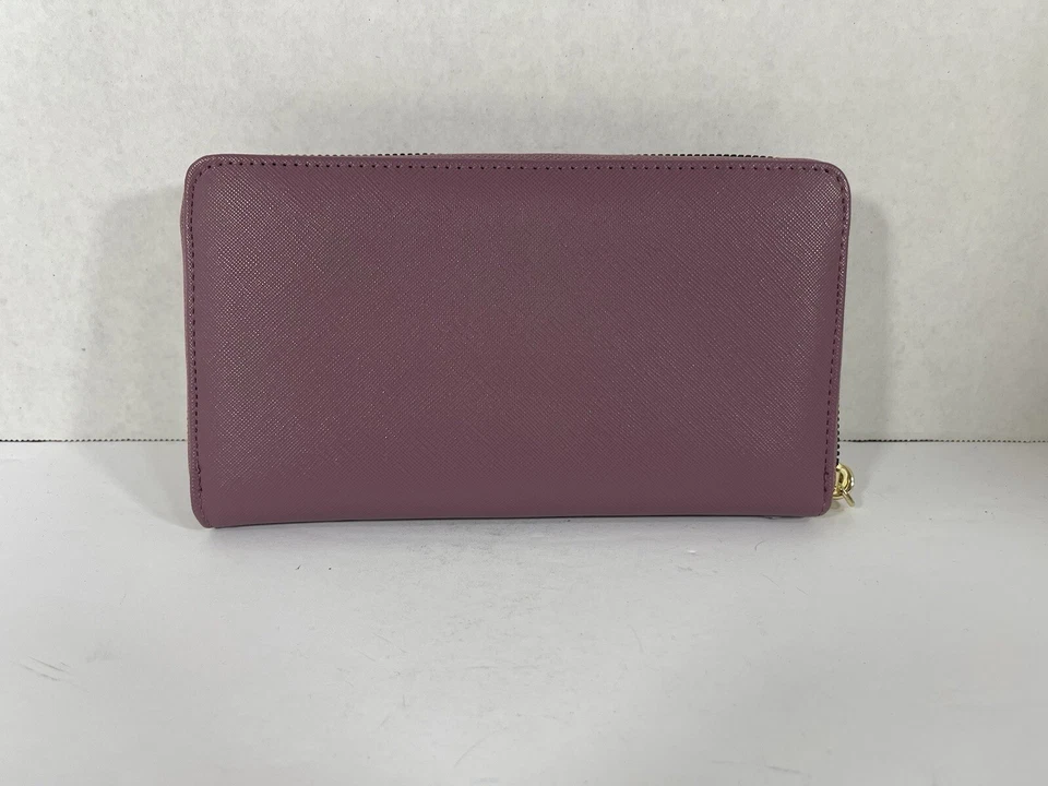 Muñequera billetera Betsey Johnson con cremallera alrededor morada lazo para mujer Foto 3 de 4