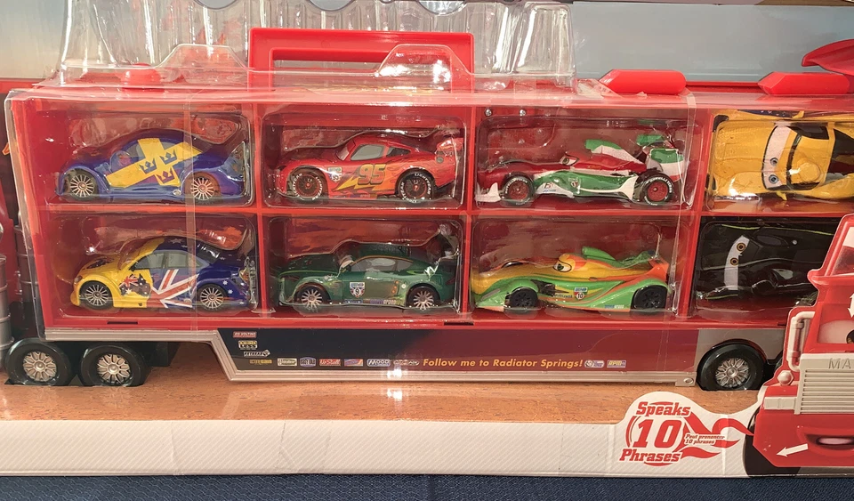 Cars Mack Die Cast Carrier Disney Store Ultimate Gift Set tiene capacidad para 8 coches NUEVO ENORME Foto 2 de 4