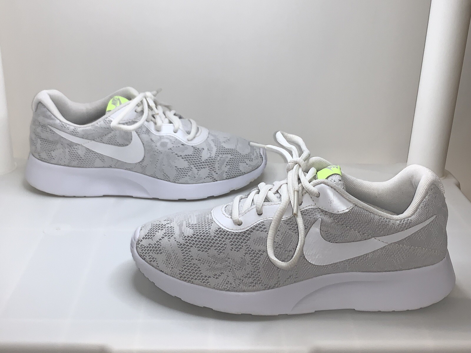 nike tanjun floral white