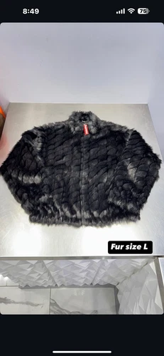 VESTE EN FAUSSE FOURRURE NOIRE SUPRÊME TAILLE GRAND SS25 EN MAIN LIVRAISON RAPIDE ET GRATUITE ?
