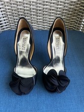 BADGLEY MISCHKA BLACK FLOWER PETAL HEELS SZ 5
