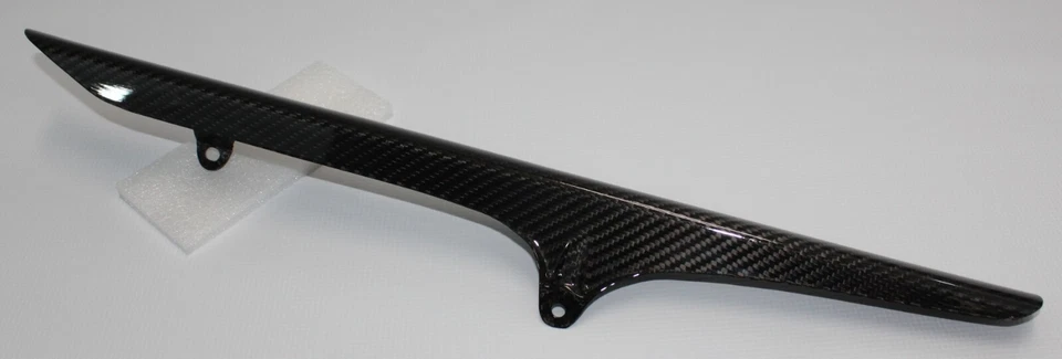 Protector de cadena superior de fibra de carbono para Triumph Daytona 675, 675R y Street Triple Foto 3 de 4