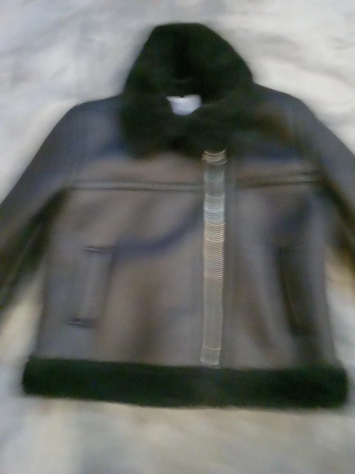 Abrigo de invierno Urban Outfitters cuello sintético para mujer pequeño ** Foto 3 de 4