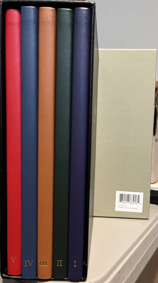 Levenger - Juego de antología (diario) de cuero de 5 años Foto 3 de 4