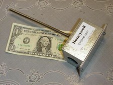 Honeywell C7041B 1007  Electronic Temperature Sensor NEW Shelf Spare! 