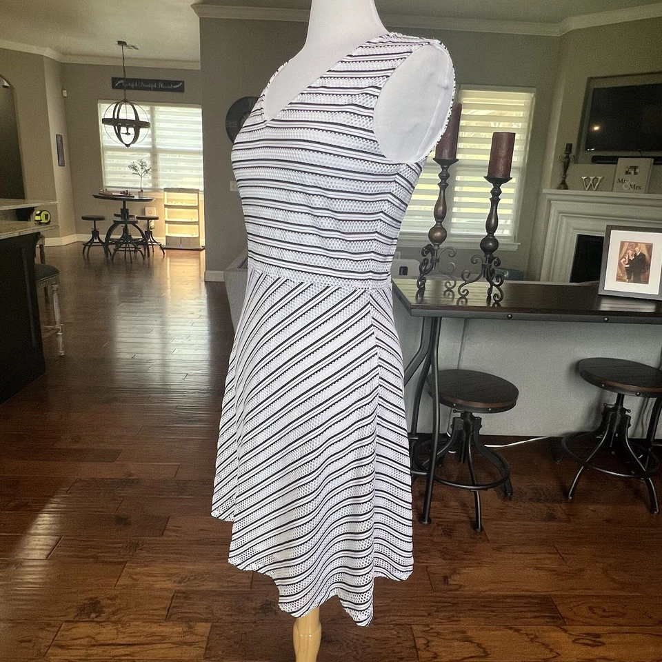 Vestido para mujer Marc New York talla 8 calce y acampanado blanco y negro sin mangas cuello en V Foto 2 de 4