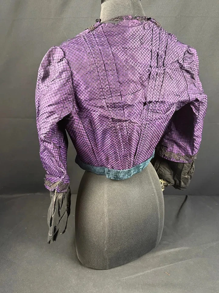 Antiguo corpiño púrpura real victoriano de 1870 con mangas de pagoda Foto 2 de 4