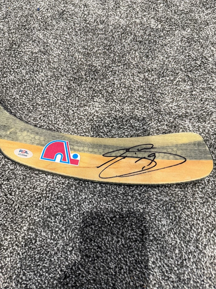Palo de hockey autógrafo firmado por Joe Sakic Quebec Nordiques Avalanche certificado de autenticidad PSA HOF Foto 2 de 2