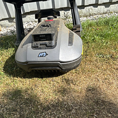 Mähroboter Rasenmähroboter mit Akkubetrieb in Grau/Schwarz. Mammotion Yuca 700