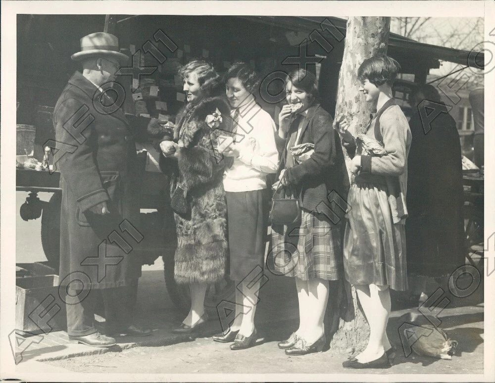 1927 Washington DC Girls in Line at Fred McGregory Sandwich Truck Press Photo