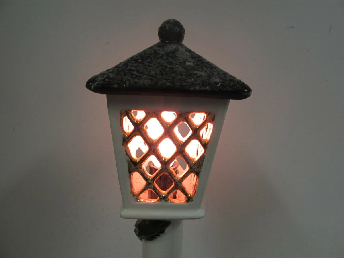 VINTAGE CERAMIC CHRISTMAS CAROLERS DISPLAY WITH LIGHTED LAMP POST