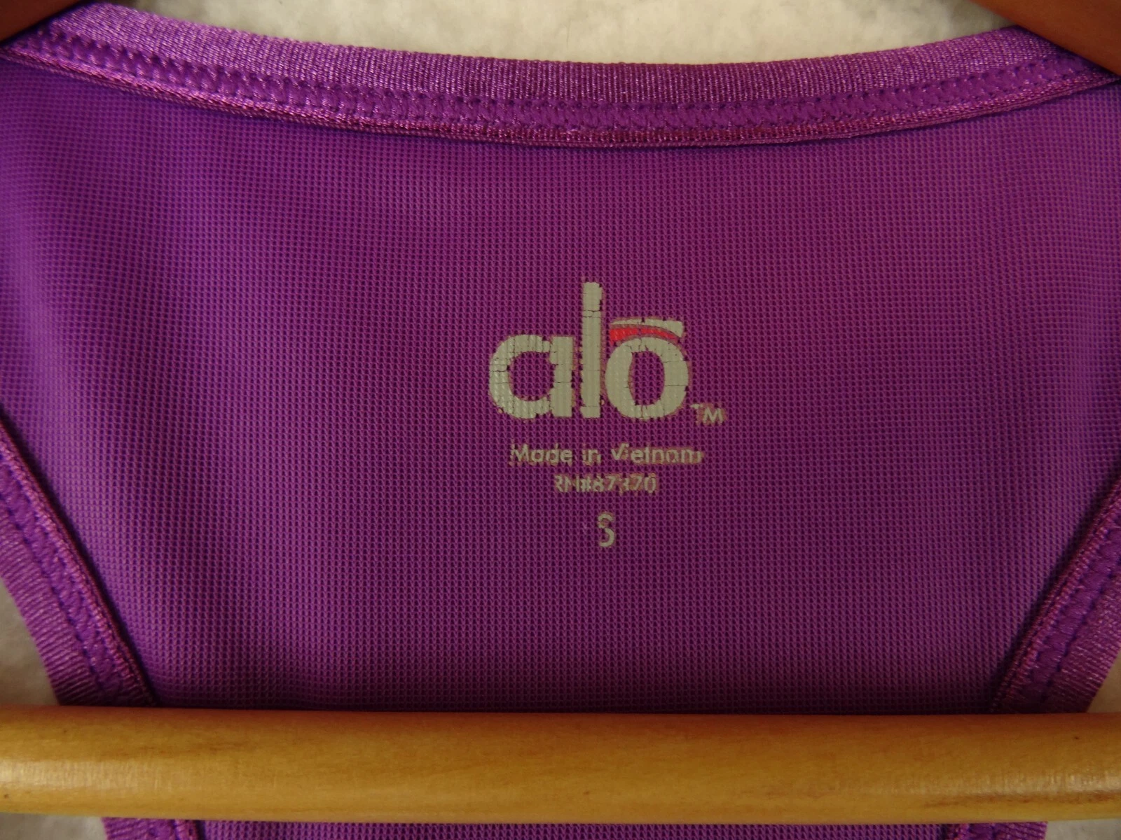 alo-yoga activewear built in bra pullover tank-top