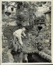 1950 Press Photo Axel Sorenson at fish pond in his garden at 15888 Monte Vista