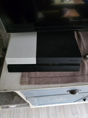 PlayStation 4 mit 2 Controllern, Sony Konsole