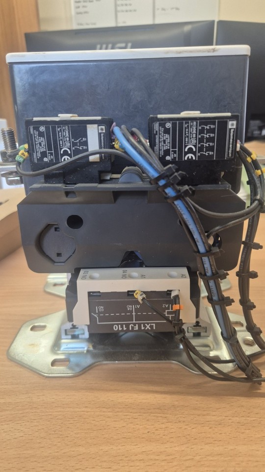 Schneider Electric TeSys K Contactor LP1K0610BD – 3-Phase Motor Control, AC-3, 6A At 440V, 24VDC Coil, 1NO Aux, DIN-Rail Compatible