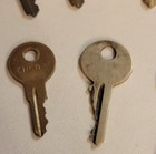 10 VINTAGE BRASS KEYS INCL. 2 PAIRS  - Y7653 KX07943 3672 A112 3579 CH504 2729 — photo 5