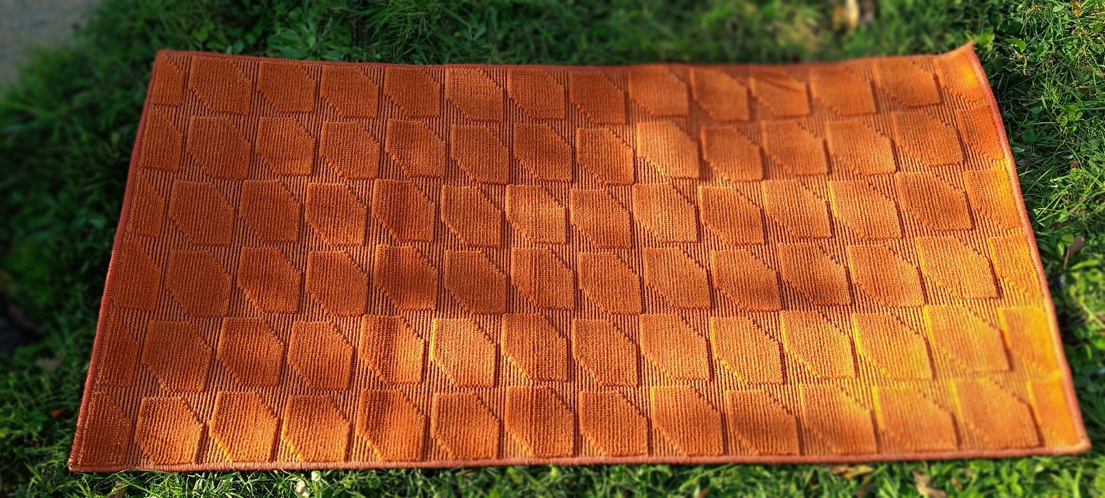 Petit tapis orange Manuel Canovas : illuminez votre réveil avec une descente de lit ultra douce