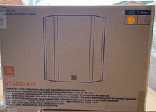 Altavoz envolvente de madera oscura JBL Studio 610 5,25" de 2 vías montable en la pared (par)