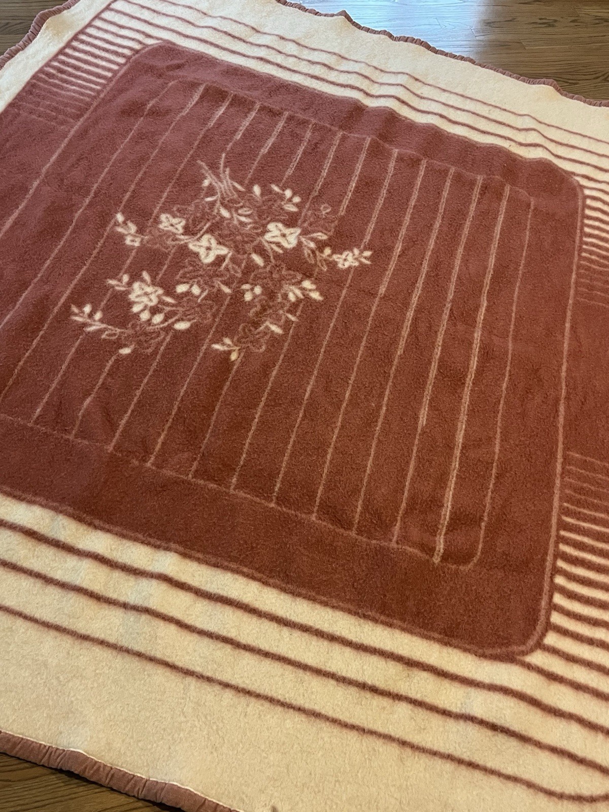 VTG Thick Wool Blanket Reversible Geometric Floral Pattern Pink & Cream Saliaris