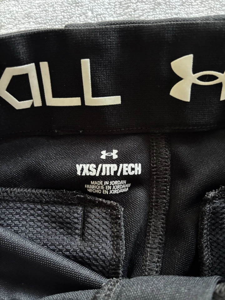 Pantalones de béisbol y softbol Under Armour juveniles YXS negros y amarillos recortados usados en excelente estado Foto 3 de 4