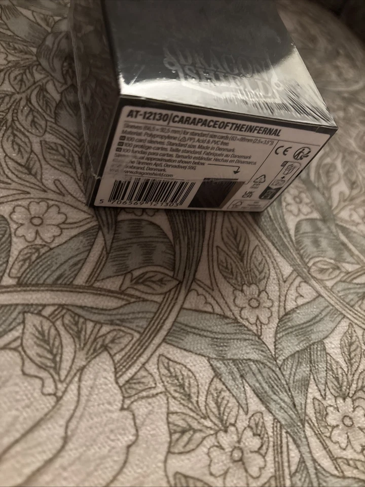 Fundas para tarjetas estándar negras/doradas exclusivas para eventos Dragon Shield Gen Con 2025 Foto 4 de 4