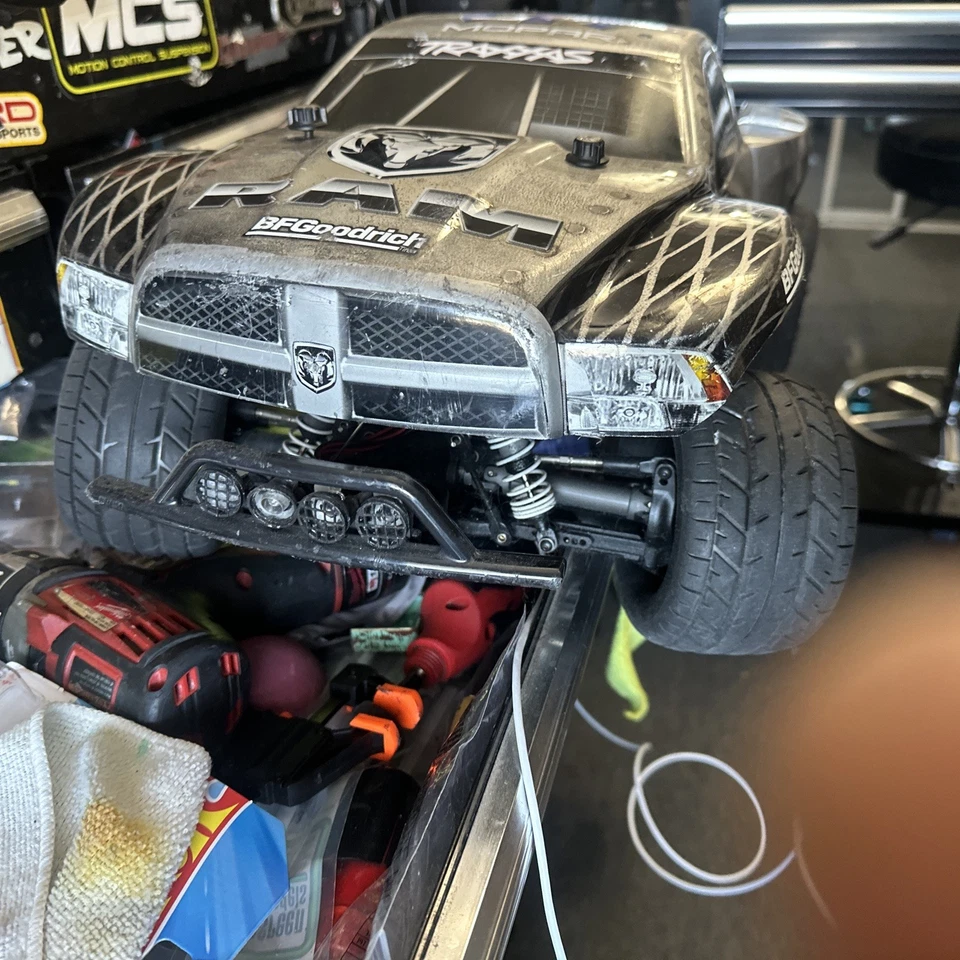 Camión de carreras Traxxas Slash 4X4 VXL sin escobillas de recorrido corto - negro Foto 2 de 4