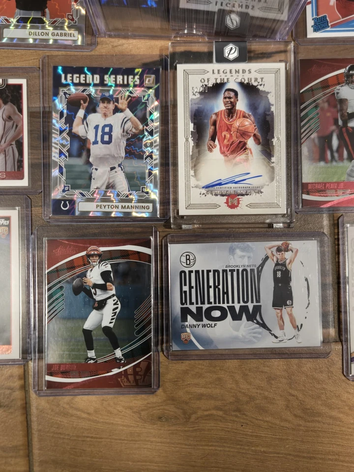 Baloncesto con motivo Topps 2023-24 #LCS-DOW Dominique Wilkins LOTC firma 52/99 Foto 2 de 4