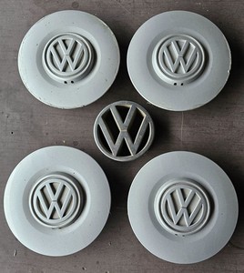 4 Radkappen, Nabendeckel für Golf 3 und 1 Kühlergrill Emblem
