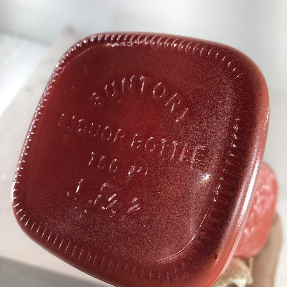 Botella de licor Suntory pintada a mano rosa con apliques florales de flores y tapa de gemas Foto 4 de 4