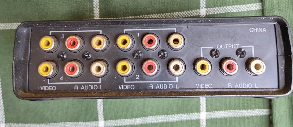 Interruptor selector audio/video Radio Shack 15-1956B Foto 2 de 3