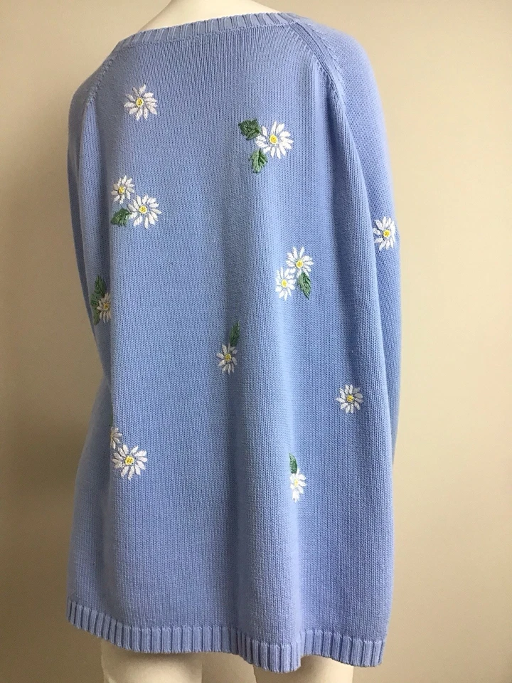VTG. THE QUACKER FACTORY KNITS QVC BLUE FLORAL DAISY  CREW SWEATER - Image 4 of 4
