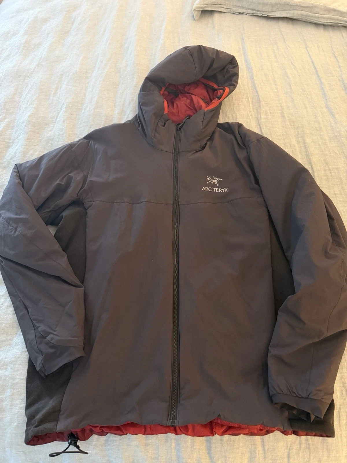 Arc’teryx Atom Hoody Men’s Sz XL Carbon Black With Red Lining Hiking Jacket